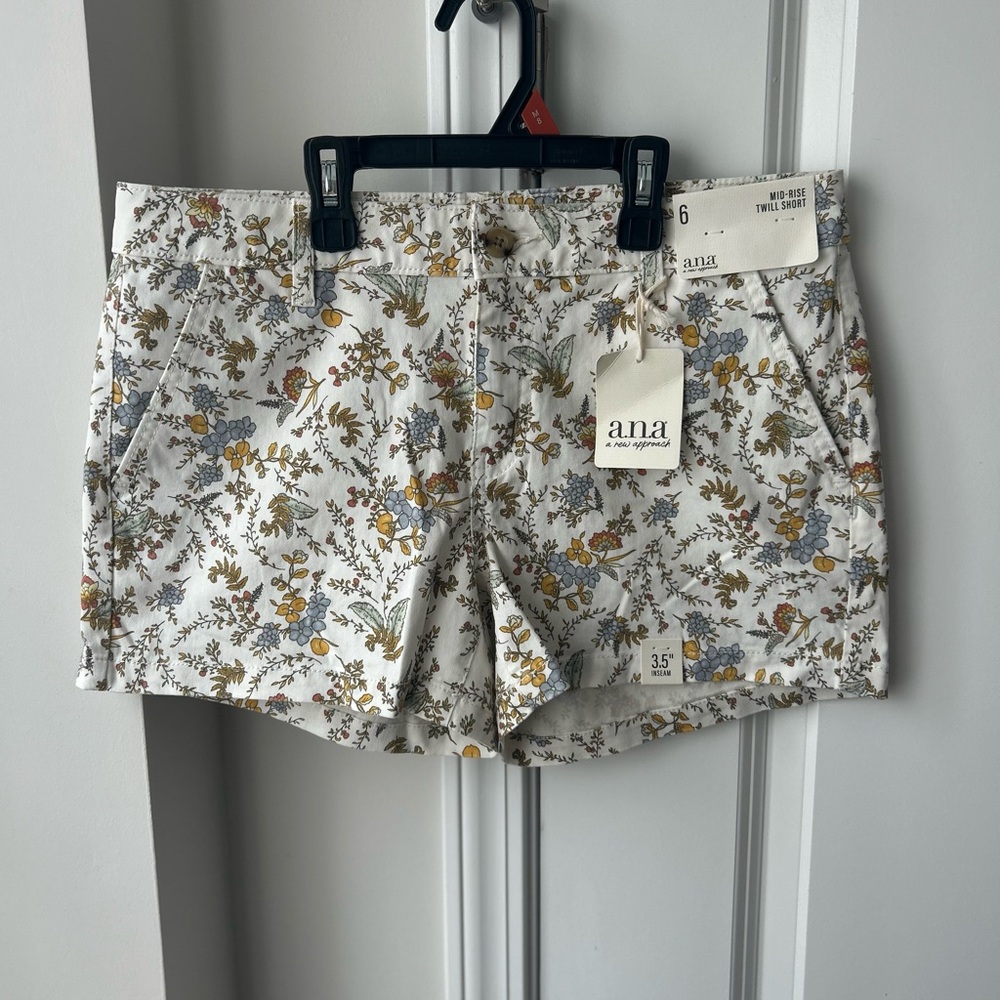 a.n.a Women's Floral Print Shorts - Cream